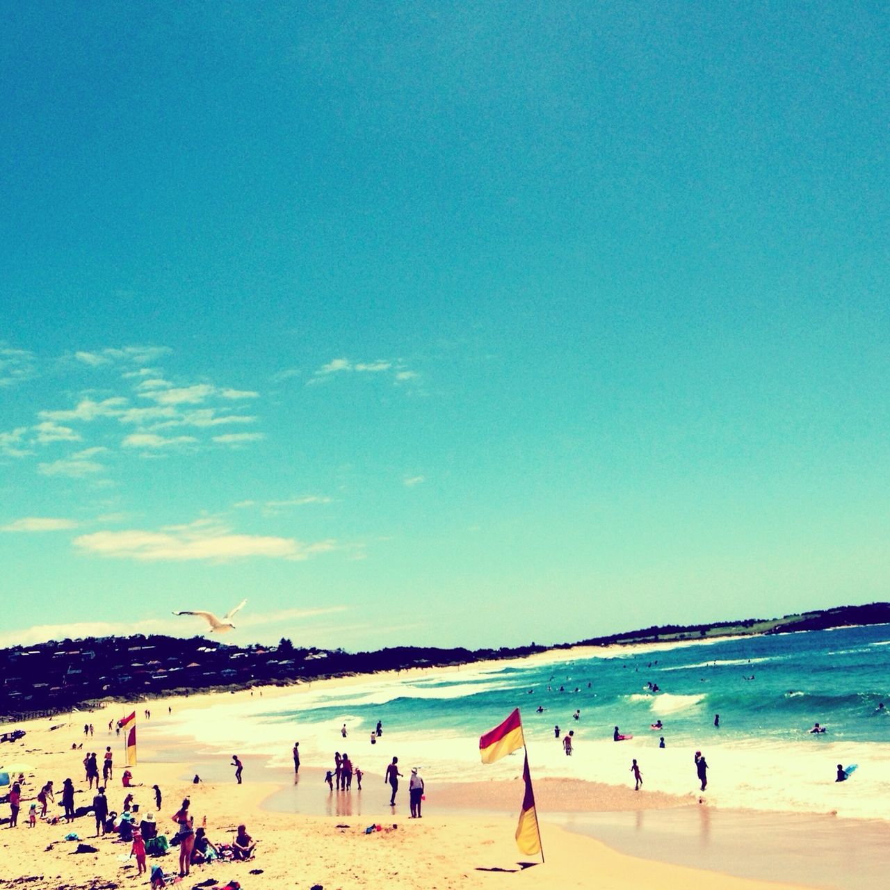 sea, beach, large group of people, water, shore, vacations, sand, blue, leisure activity, horizon over water, enjoyment, scenics, lifestyles, mixed age range, beauty in nature, tourist, copy space, nature, coastline