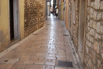 Narrow street amidst buildings in city