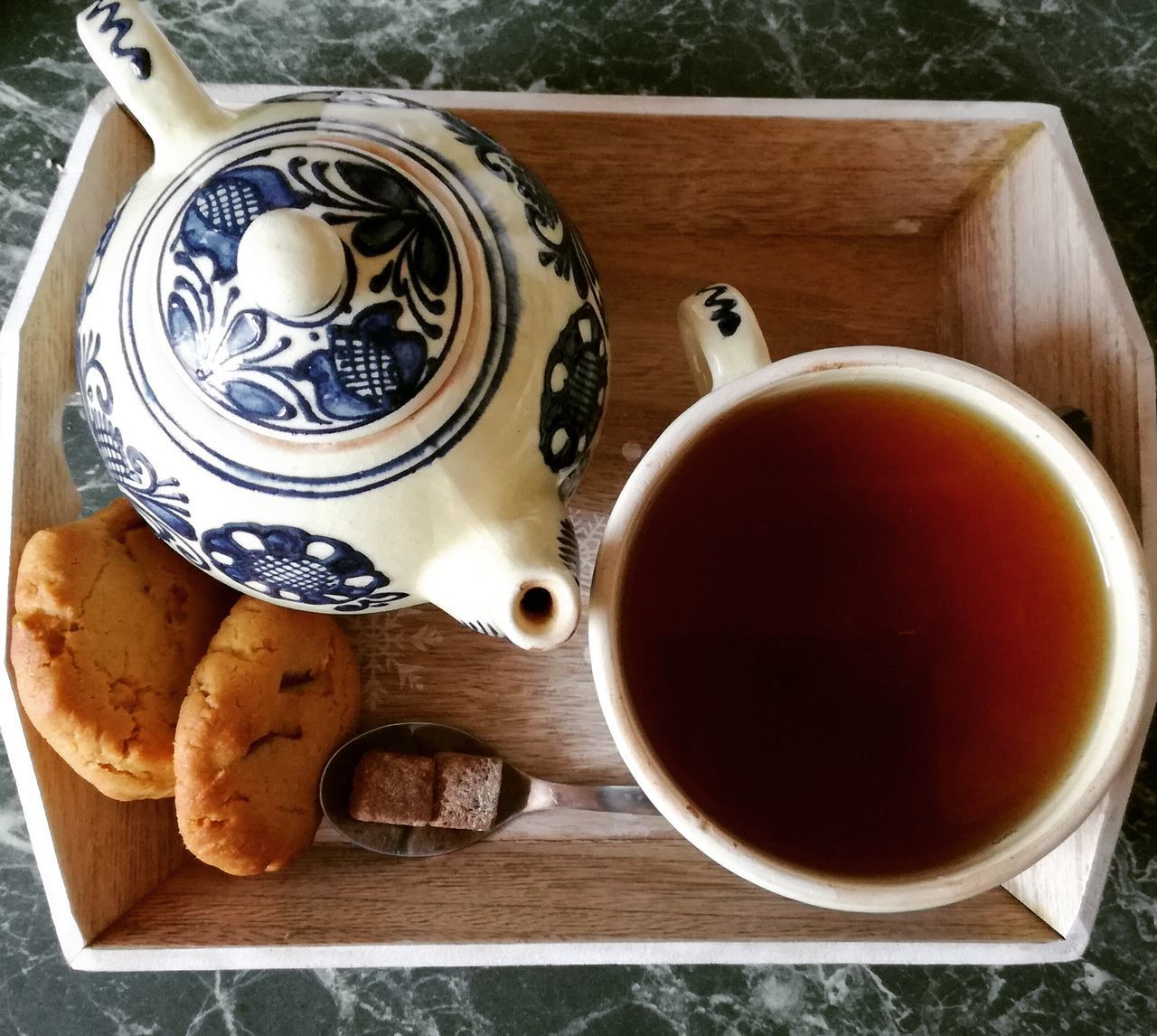 CLOSE-UP OF TEA ON TABLE