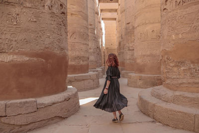 Woman wandering around in the temple of karnak.