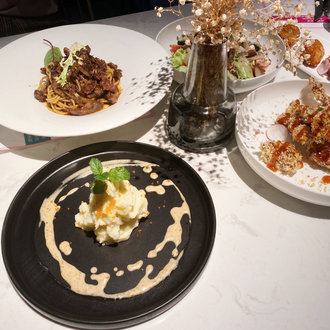 HIGH ANGLE VIEW OF FOOD SERVED IN PLATE