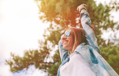 Portrait of a smiling young woman outdoors