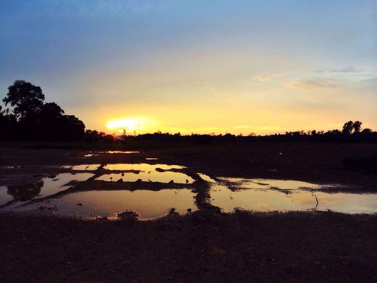 sunset, tranquil scene, tranquility, scenics, silhouette, beauty in nature, sun, sky, water, nature, orange color, reflection, tree, landscape, idyllic, sunlight, lake, beach, non-urban scene, outdoors