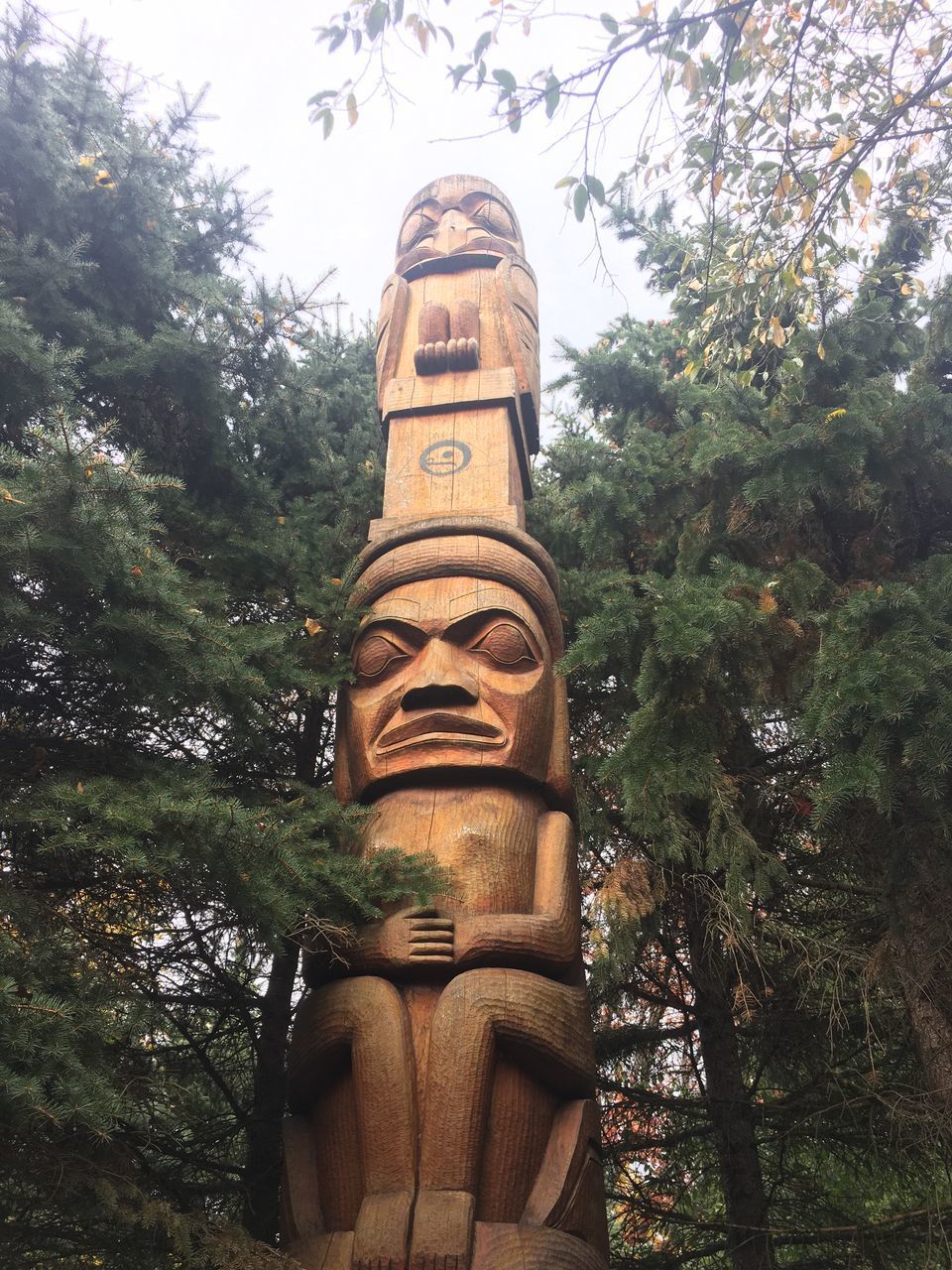 LOW ANGLE VIEW OF STATUE AGAINST TREE