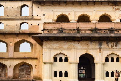 Beautiful view of orchha palace fort, raja mahal and chaturbhuj temple from jahangir mahal, orchha