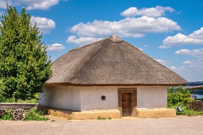 Traditional ukrainian hut in the national reserve khortytsia in zaporozhye, ukraine, 
