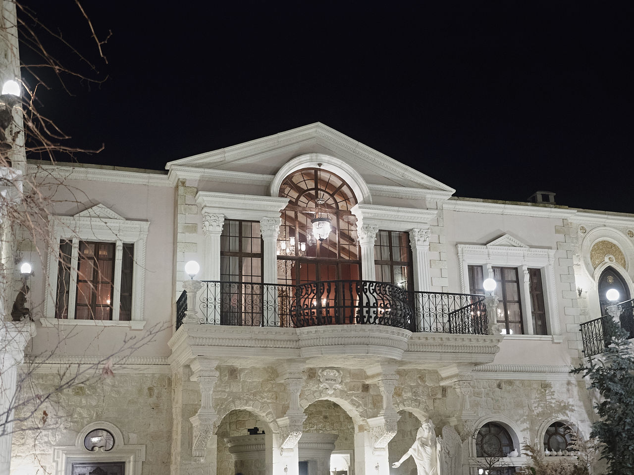 LOW ANGLE VIEW OF OLD BUILDING