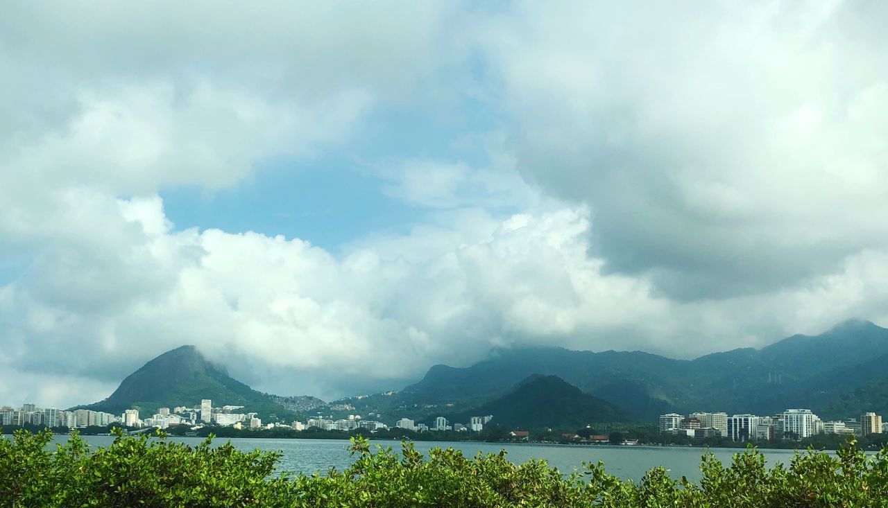 PANORAMIC VIEW OF SEA AGAINST MOUNTAINS