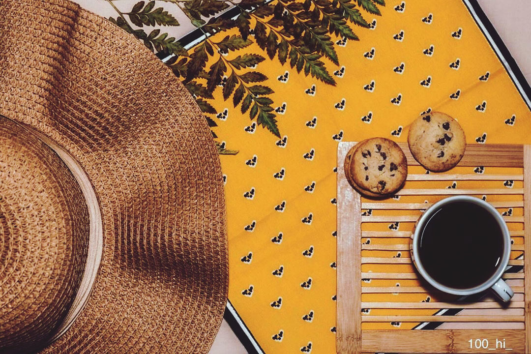 HIGH ANGLE VIEW OF COFFEE CUP ON TABLE AGAINST WALL