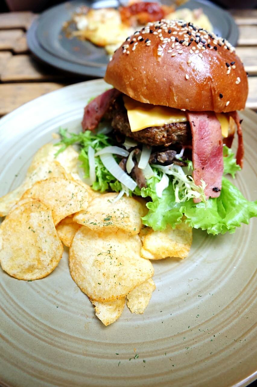 CLOSE-UP OF BURGER WITH MEAT AND BREAD ON PLATE