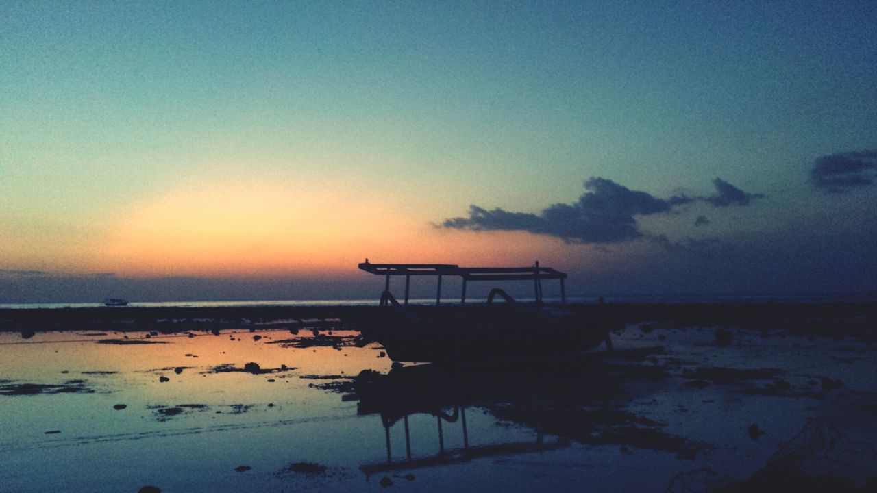 water, sunset, sea, tranquil scene, tranquility, scenics, silhouette, horizon over water, beauty in nature, sky, beach, nature, reflection, idyllic, copy space, shore, dusk, calm, orange color, lake