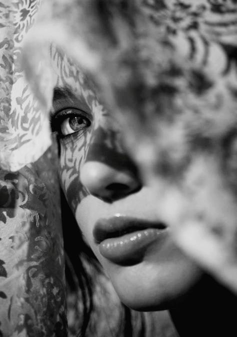 CLOSE-UP PORTRAIT OF A SERIOUS WOMAN