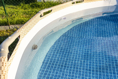 Large expansion pool with a diameter of 3.96 meters, set in the backyard next to the house.