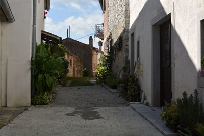 Narrow footpath along buildings