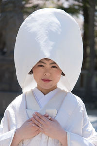 Portrait of a smiling young woman wearing hat