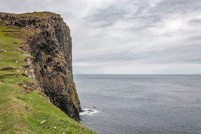 Cliffs overlooking the sea in the isle of skye. concept of travel in scotland
