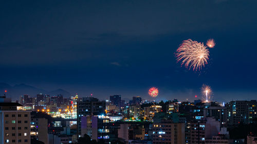 Images with new year's, réveillon, fireworks exploding in the sky in niterói, rio de janeiro, brazil