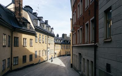 Narrow alley in city