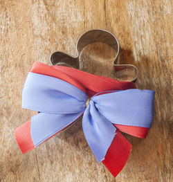 Close-up of tied bow on pastry cutter