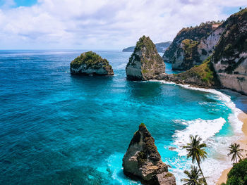 Scenic view of sea against sky at diamond beach, nusa penida, bali