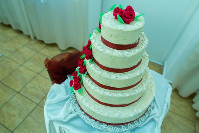 Close-up of roses on wedding cake