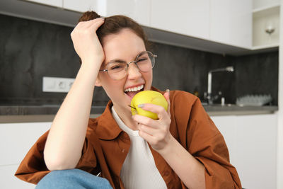 Young woman holding fruit