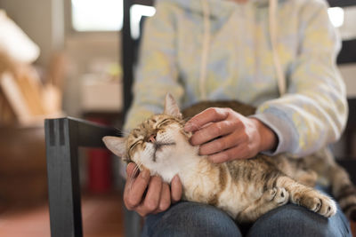 Man holding a cat