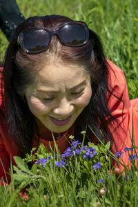 Portrait of smiling woman with sunglasses