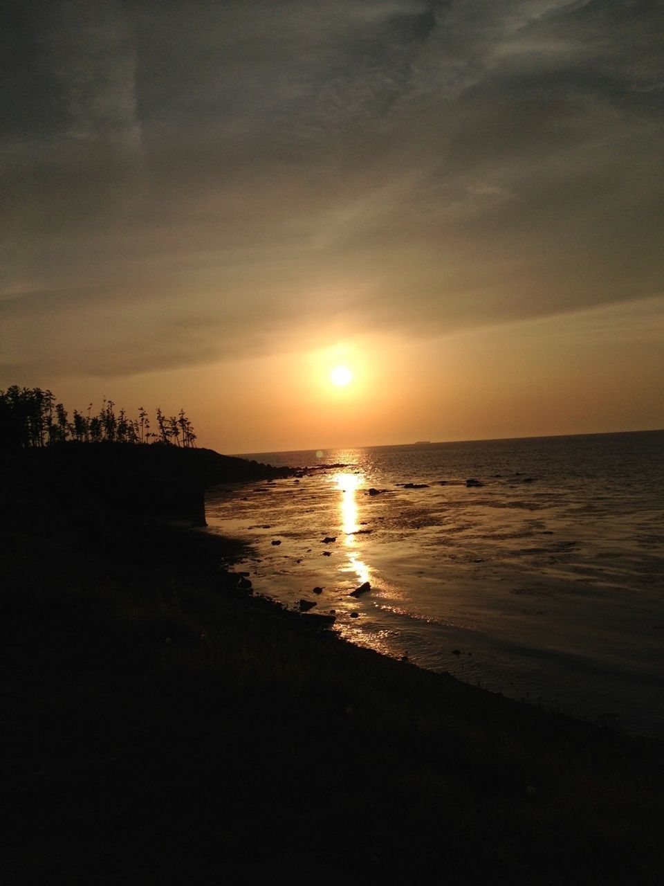 sea, horizon over water, sunset, water, scenics, beach, tranquil scene, sun, beauty in nature, tranquility, shore, sky, orange color, idyllic, nature, reflection, sunlight, silhouette, wave, coastline