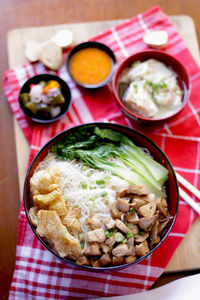 Vermicelli served with mushrooms and topped with a savory sauce