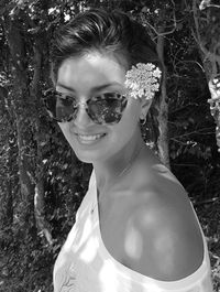 Portrait of smiling young woman wearing sunglasses