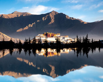 Panoramic view of lake and mountains against sky