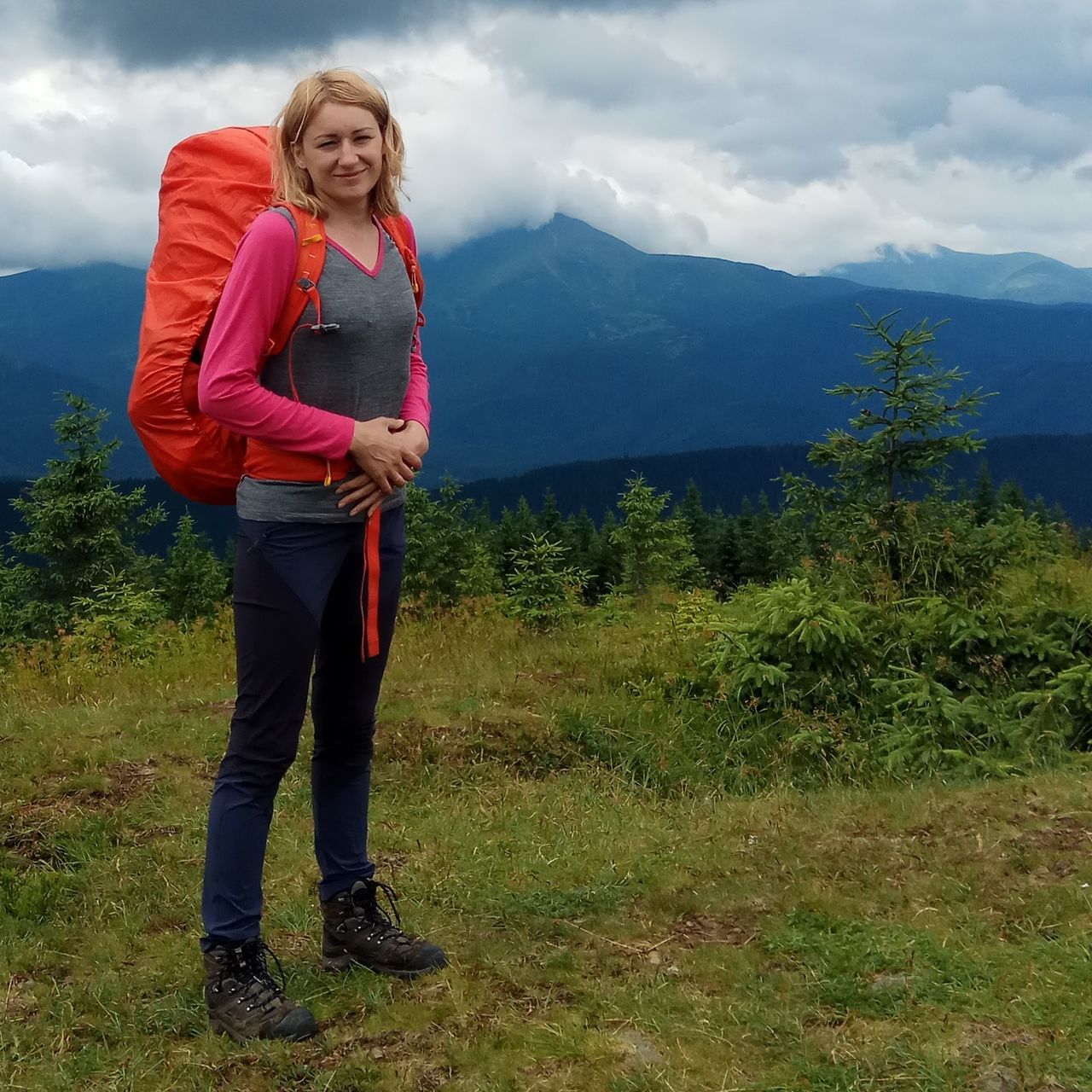 mountain, real people, one person, standing, scenics - nature, leisure activity, beauty in nature, nature, lifestyles, plant, casual clothing, non-urban scene, full length, sky, day, cloud - sky, tranquil scene, mountain range, tranquility, outdoors