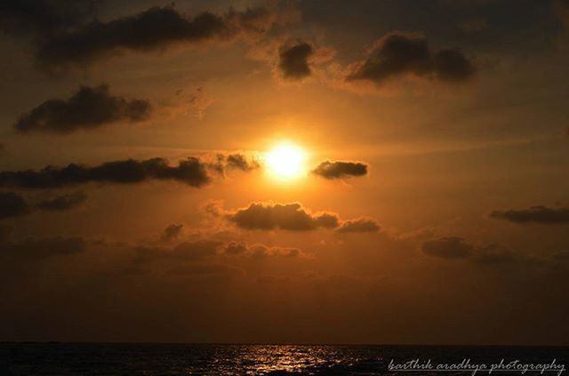 sunset, sea, horizon over water, sun, scenics, sky, water, beauty in nature, tranquil scene, tranquility, orange color, idyllic, nature, cloud - sky, cloud, waterfront, sunlight, reflection, silhouette, sunbeam