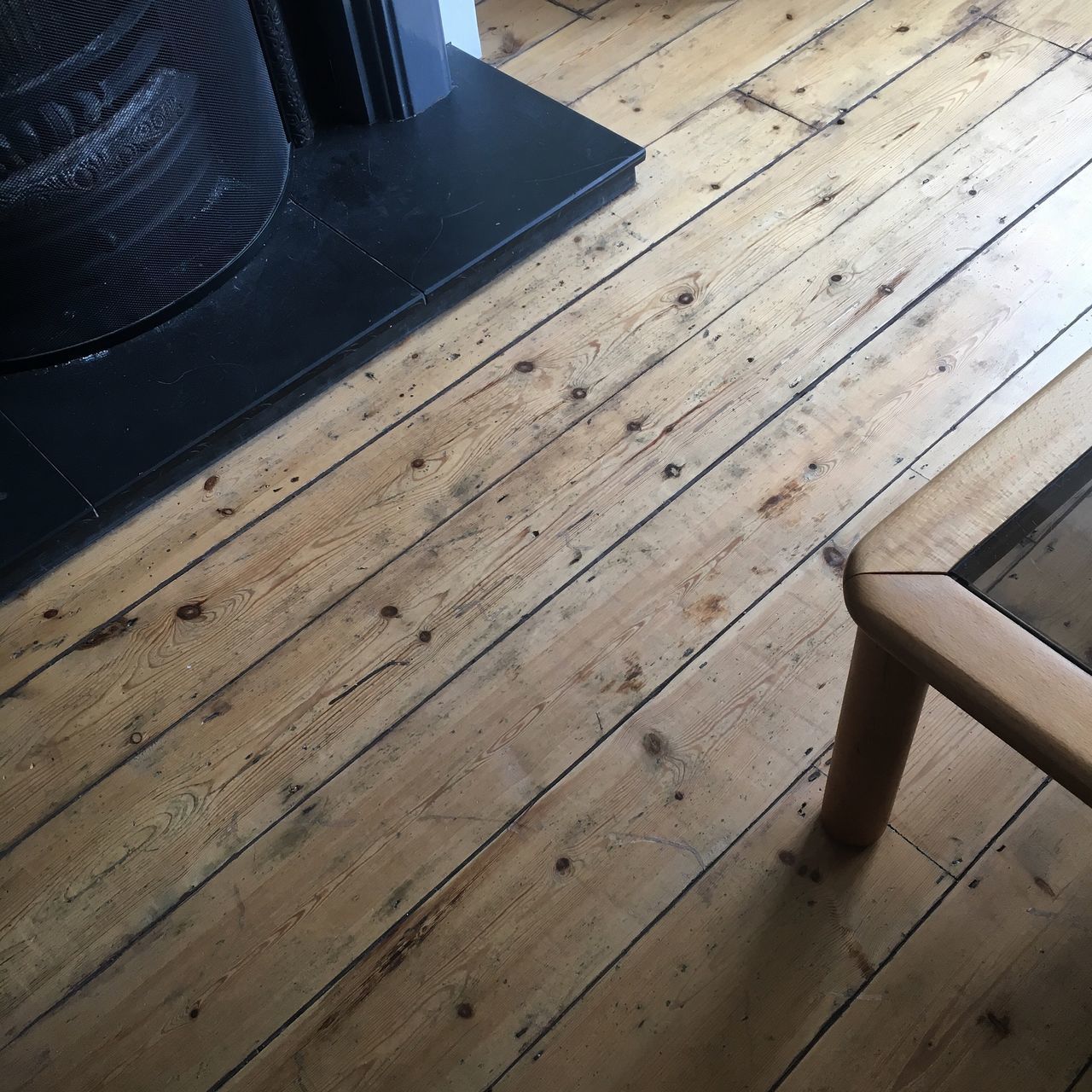 HIGH ANGLE VIEW OF WOODEN TABLE AT HOME