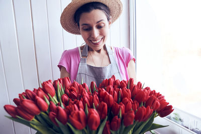 Portrait of smiling young woman holding fruit