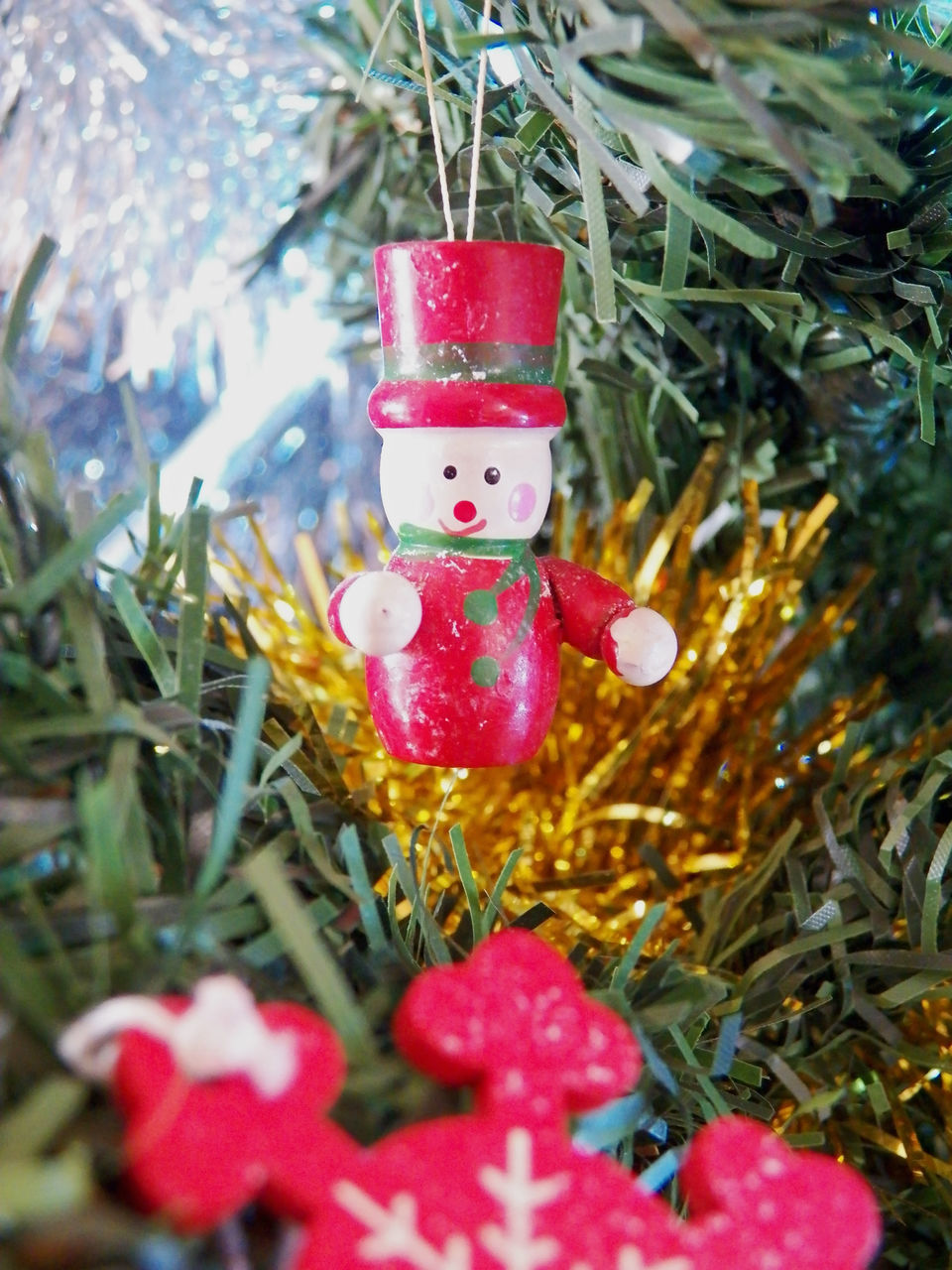 CLOSE-UP OF CHRISTMAS DECORATION ON TREE