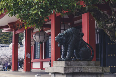 Statue of a horse against building