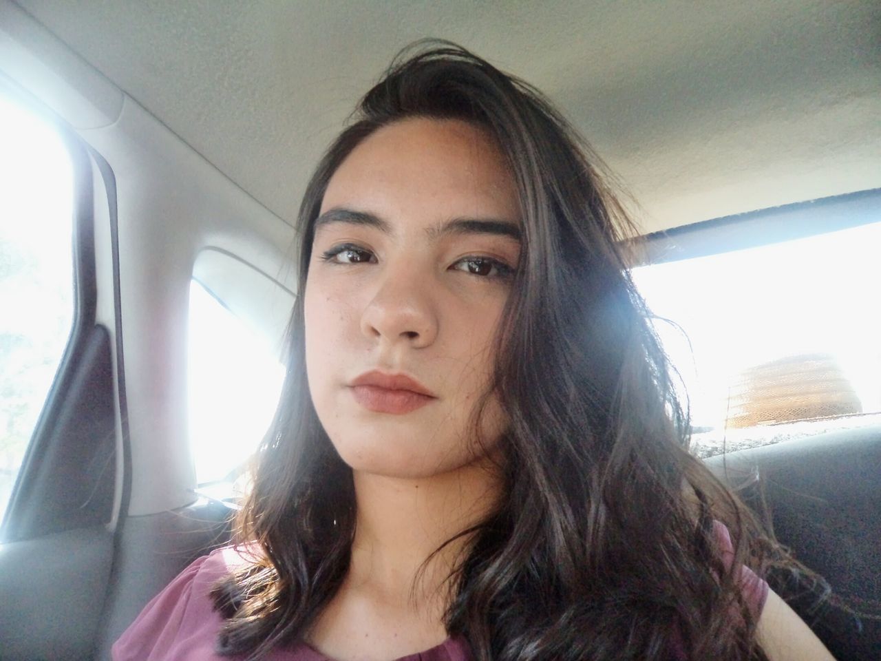 CLOSE-UP PORTRAIT OF BEAUTIFUL YOUNG WOMAN IN CAR