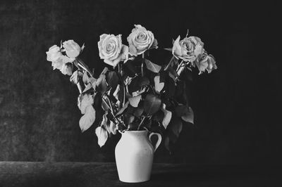 Rose flowers in vase on table