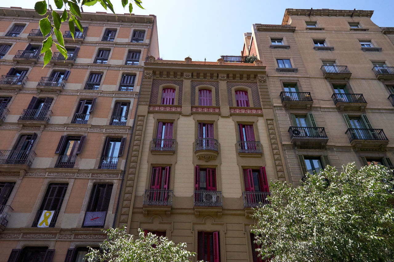 LOW ANGLE VIEW OF BUILDING AGAINST CLEAR SKY