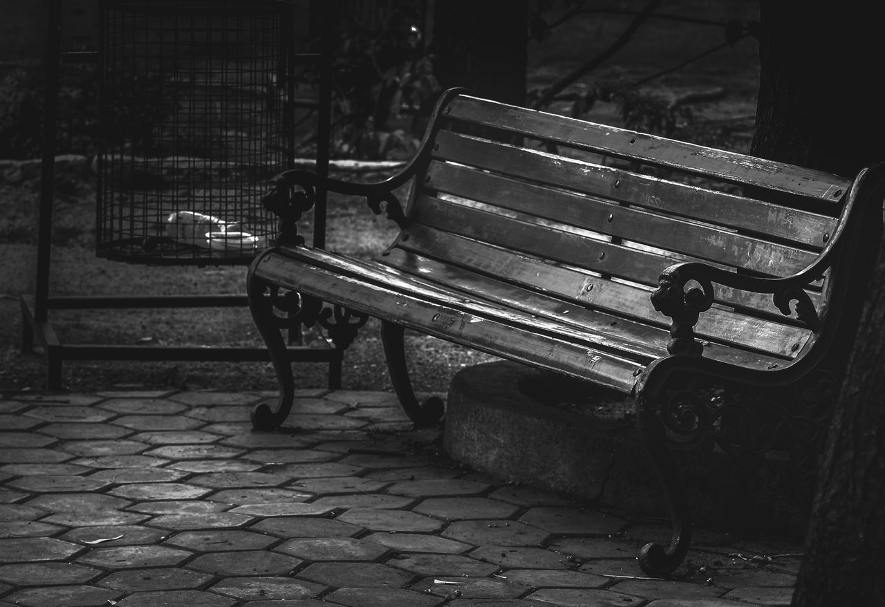 CLOSE-UP OF EMPTY BENCH IN PARK