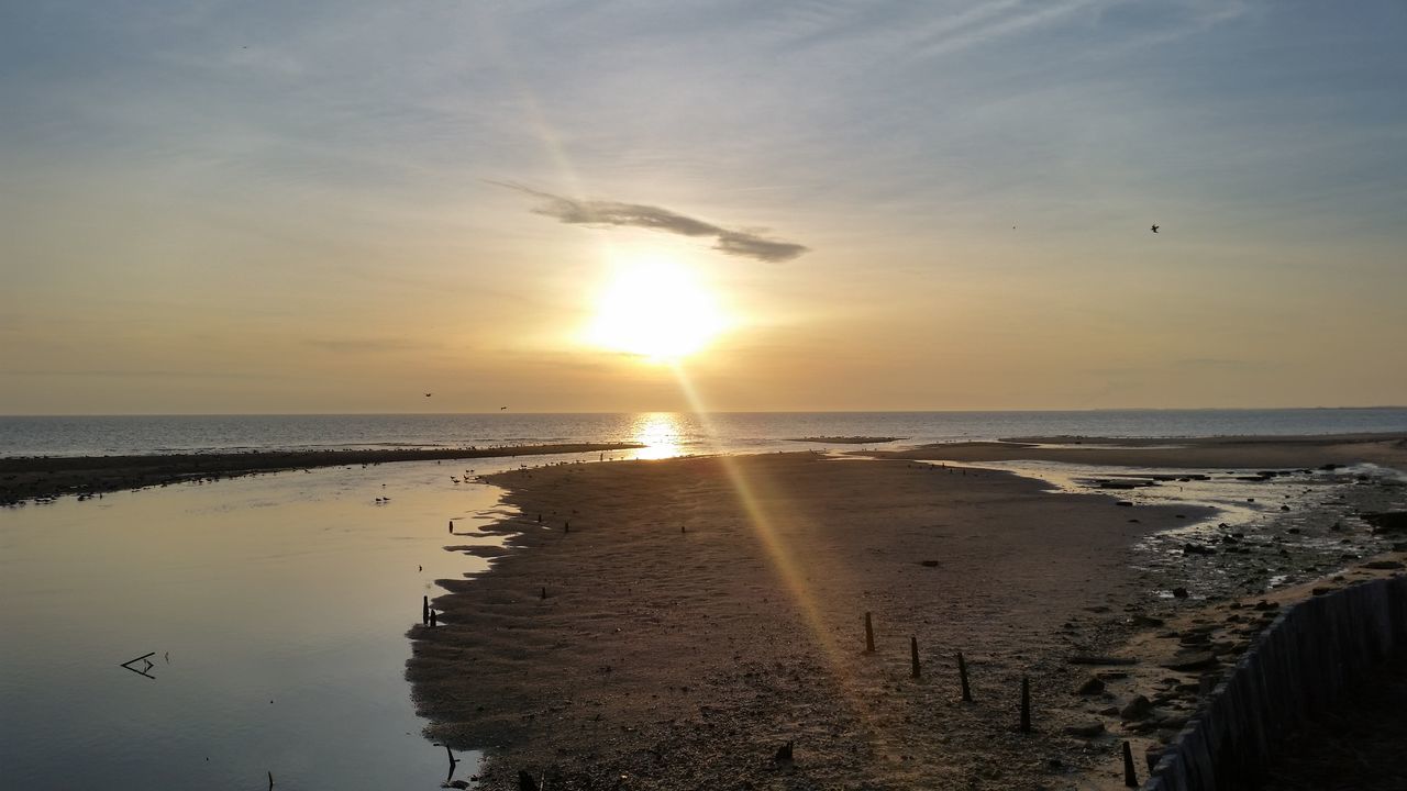 sea, sun, horizon over water, water, sunset, nature, scenics, sky, beauty in nature, beach, reflection, sunlight, tranquil scene, idyllic, tranquility, sunbeam, no people, outdoors, day