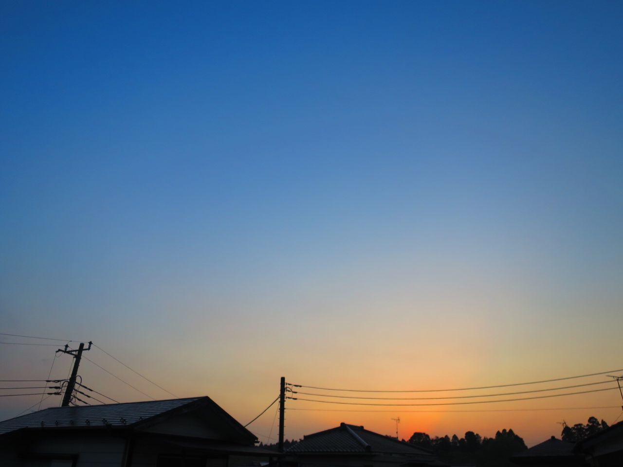 LOW ANGLE VIEW OF SILHOUETTE BUILDING AGAINST SKY DURING SUNSET