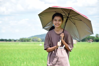 Full length of woman standing on field