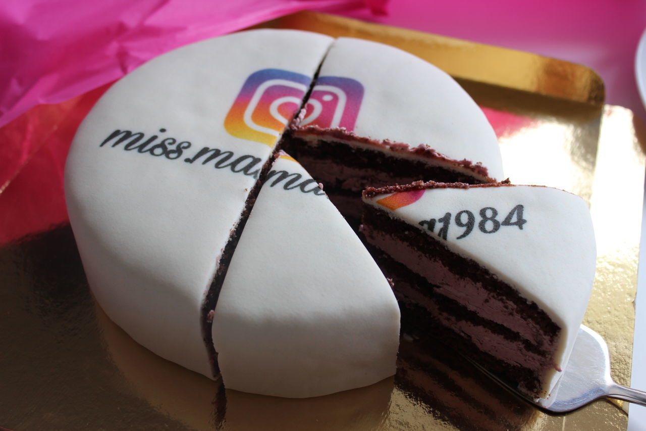 CLOSE-UP OF CHOCOLATE CAKE WITH TEXT