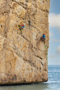 Climbing in raco del corv cove / luces nocturnas route 6b