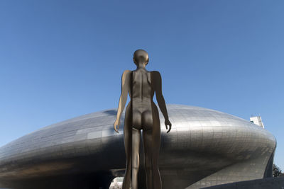 statue