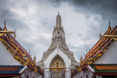 Wat arun ratchavararam, river side temple with a landmark spire. buddhist temple in bangkok.