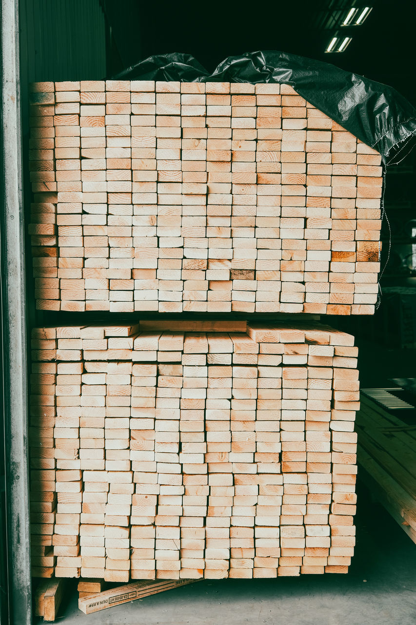 CLOSE-UP OF STACK OF STONE WALL IN ROW